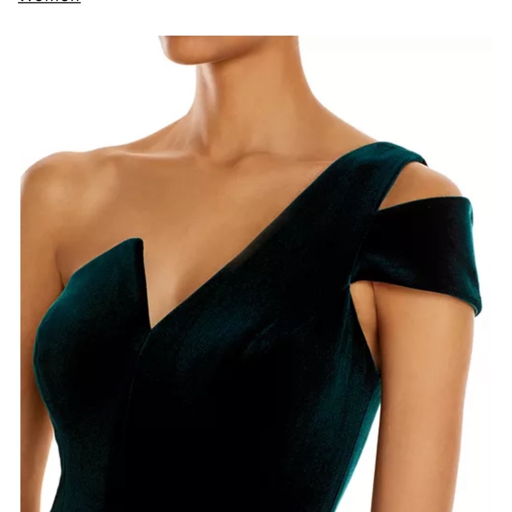 Beautiful Green velvet gown made by Aqua. Size 14, great condition. Worn once.